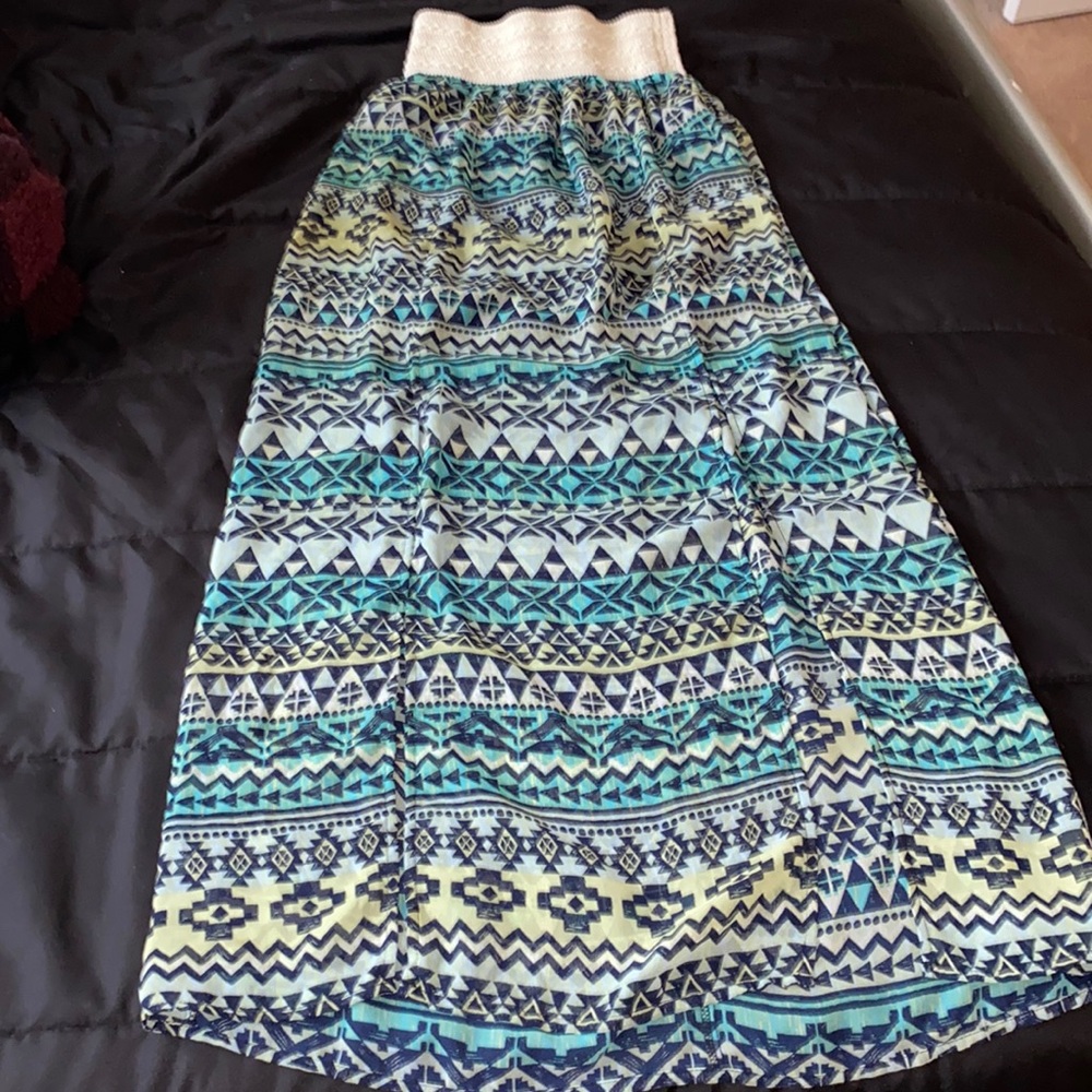 No Boundaires Long Skirt (has like a slit down the side on the end)